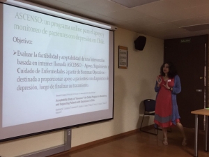La investigadora Pérez, presentando la intervención “ASCENSO".